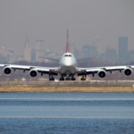 Un aereo cargo 747 partito da New York ha dovuto rientrare dopo che un cavallo a bordo si é liberato