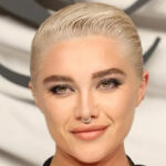 L'attrice Florence Pugh colpita in volto da un oggetto lanciato sul palco durante un evento