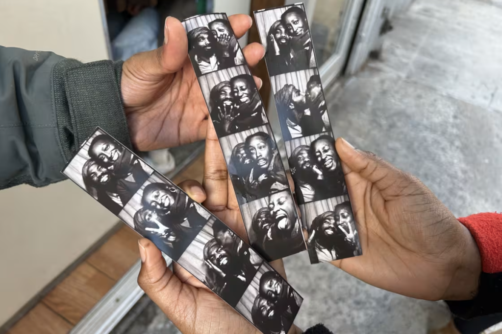 Il fascino vintage delle cabine per le foto-tessere analogiche