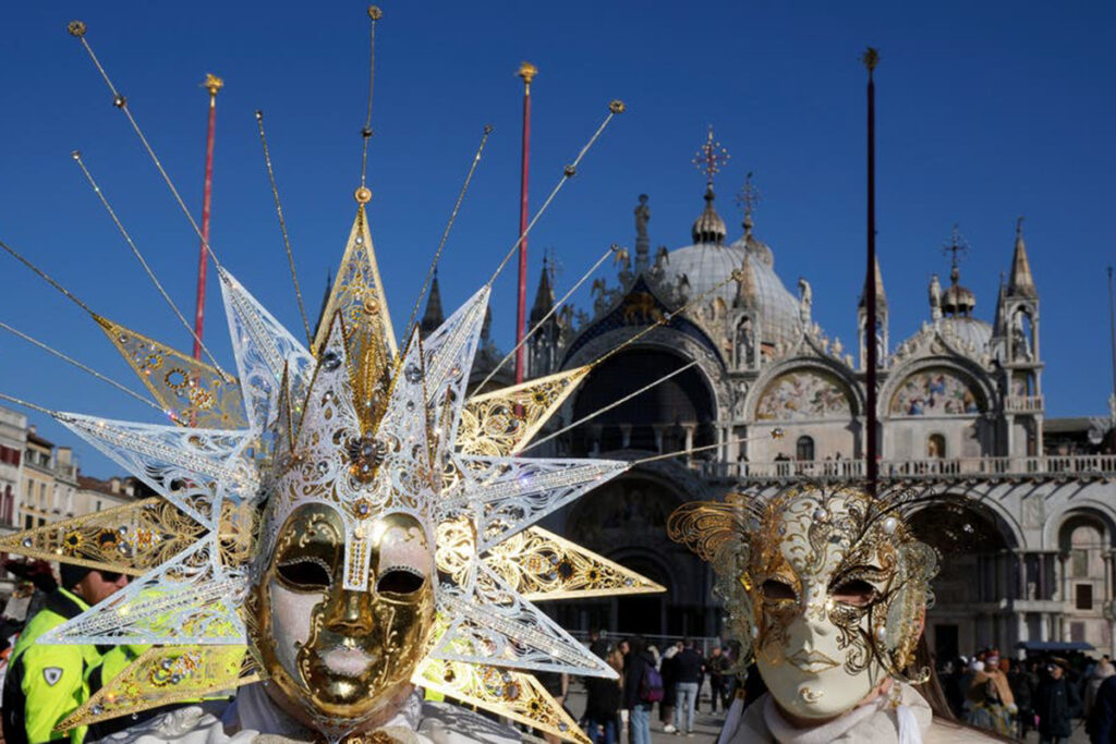Il Carnevale di Venezia con stelle filanti biodegradabili e in onore di Casanova