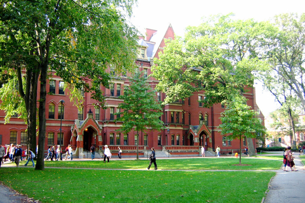 Harvard azzera le tasse scolastiche per studenti con famiglie con reddito inferiore a 200 mila dollari
