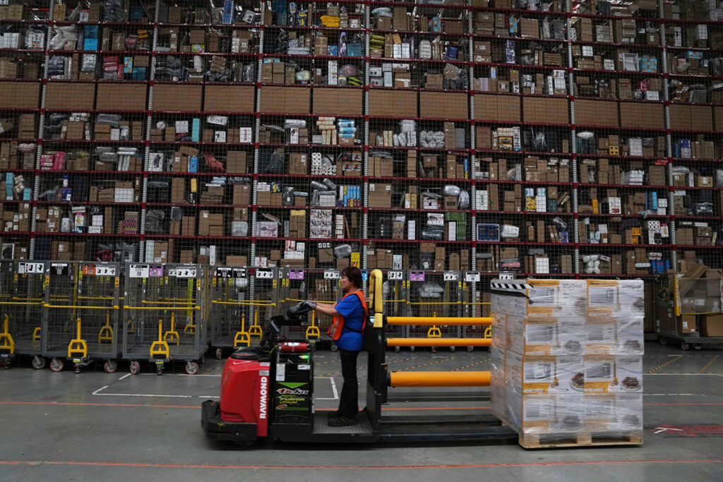 Amazon comincia a sostituire sempre più dipendenti umani con robot