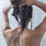 Docce tiepide di 5 minuti mantengono la pelle sana