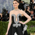 Anne Hathaway al Met Gala con un abito Michael Kors dipinto a mano