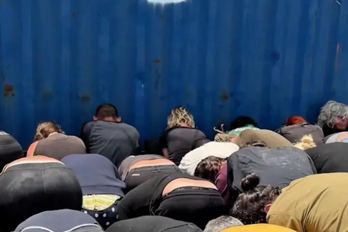 Ben Gvir deride e umilia gli attivisti inginocchiati