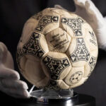 Il pallone della "mano di Dio" di Maradona venduto per 2,9 milioni di euro