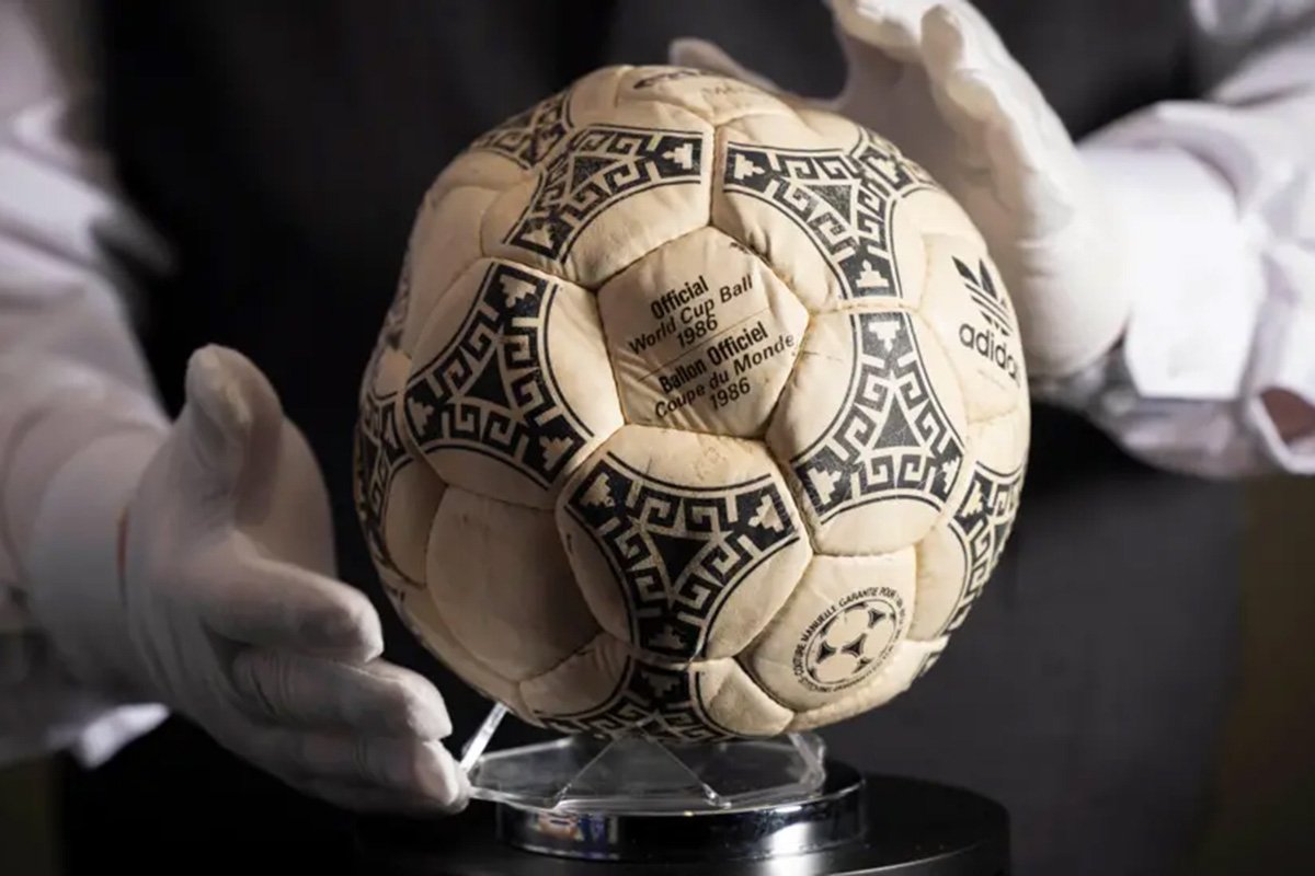 Il pallone della "mano di Dio" di Maradona venduto per 2,9 milioni di euro