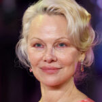 Pamela Anderson lancia la nuova tendenza Glass nails