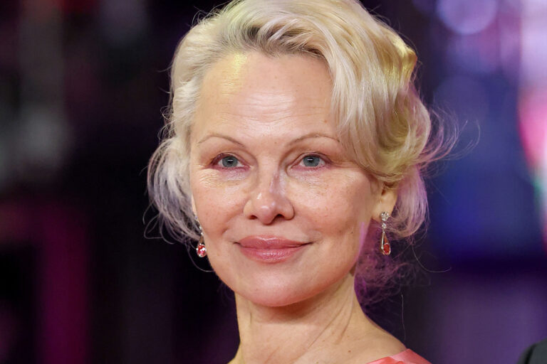 Pamela Anderson lancia la nuova tendenza Glass nails