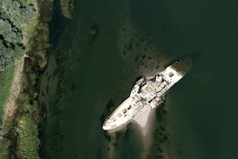 Una barca storica riemerge in Serbia a causa della siccità