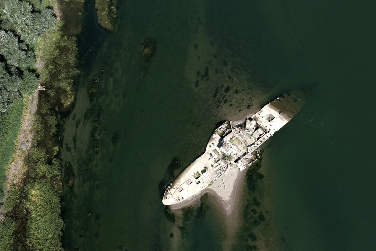 Una barca storica riemerge in Serbia a causa della siccità