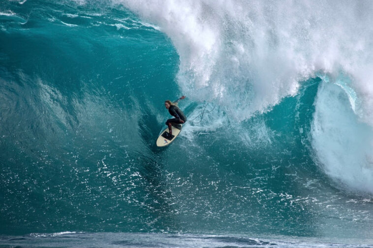 La surfista Laura Enever ha stabilito un record cavalcando l'onda più grande di sempre