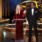 Christina Applegate è tornata! L'alunna di "Married With Children", 52 anni, ha fatto un'apparizione a sorpresa agli Emmy Awards 2024 lunedì sera in mezzo alla sua battaglia contro la sclerosi multipla. L'attrice si è emozionata quando ha ricevuto una standing ovation dalla folla dopo essersi unita al conduttore Anthony Anderson sul palco. Applegate ha abbinato il suo bastone con uno splendido abito rosso per presentare il premio come miglior attrice non protagonista in una serie comica ad Ayo Edebiri per "The Bear". Mentre camminava sul palco, Applegate ha scherzato sul fatto che il suo corpo era "non di Ozempic". 00:12 03:47 Dopo che Edebiri ha accettato il suo premio e ha lasciato il palco, la star di "Sweetest Thing" ha introdotto la leggenda della commedia Carol Burnett. 3 All'alunno di "Married With Children" è stata diagnosticata la SM nel 2021. REUTERS L'icona, 90 anni, ha presentato il riconoscimento per l'eccezionale attrice protagonista in una serie comica alla star di "Abbott Elementary" Quinta Brunson. Applegate ha rivelato la sua diagnosi di SM nel 2021 durante le riprese della sua serie Netflix "Dead To Me". 3 Christina Applegate e la conduttrice degli Emmy Anthony Anderson. AFP via Getty Images In un'intervista del 2022 con Variety, Applegate si è aperta sulla diagnosi della malattia mentre era nel bel mezzo delle riprese. "Non sapevo cosa mi stesse succedendo", ha detto. “Quel gennaio, le mie dita dei piedi si sono intorpidite e l'ho ignorato. Le palle del mio piede si sono intorpidite e l'ho ignorata. All'improvviso, mi starei, tipo, caduto. "La gente diceva: ""Oh, è solo neuropatia""." Ha continuato: “A questo punto, hanno dovuto portarmi con una sedia a rotelle per impostare perché non potevo camminare se il set era lontano. Dormivo tutto il tempo e ho guadagnato 40 chili - sono successe molte cose”.