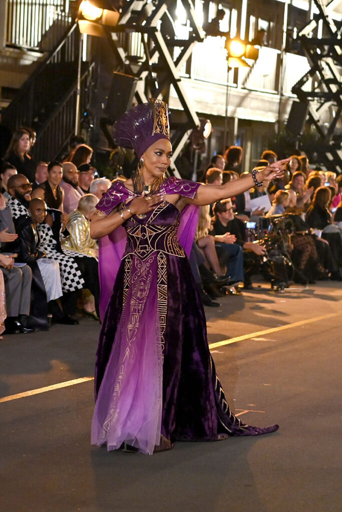 la Basset sfila al Vogue World vestita da regina Ramonda