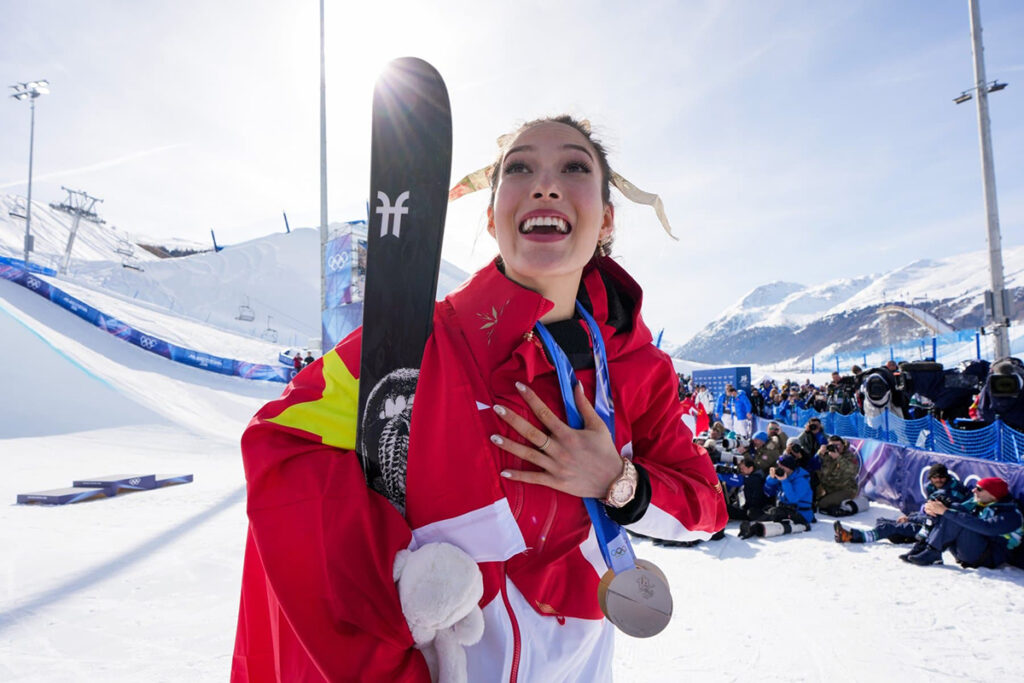 Eileen Gu vince l'oro nell'Half Pipe e diventa leggenda