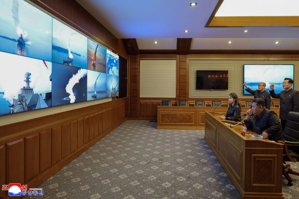 Kim Jong Un supervisiona test missilistici con la figlia adolescente