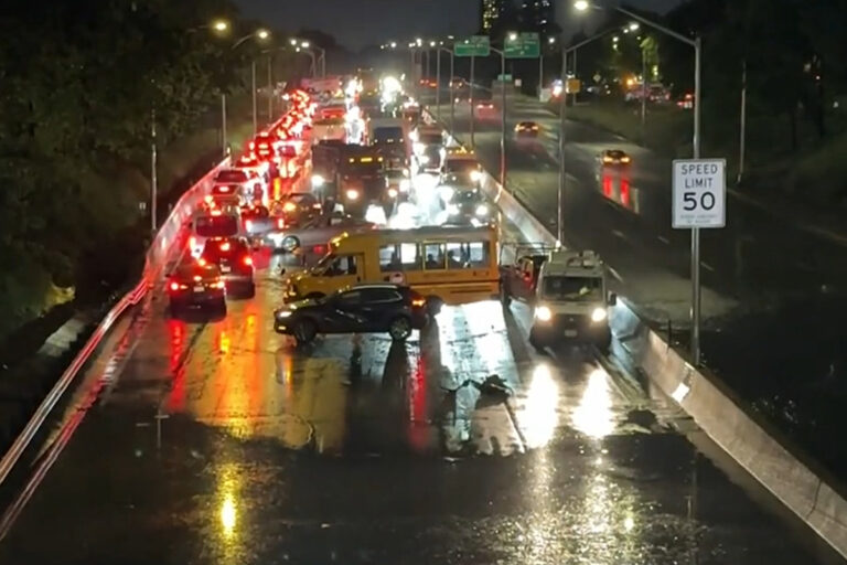 New York paralizzata dal maltempo con inondazioni lampo