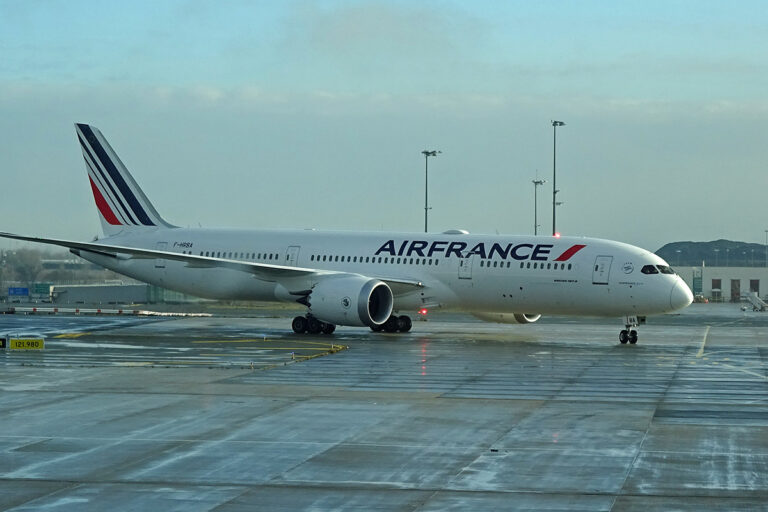 Volo diretto a Detroit deviato in Canada per un passeggero esposto all'Ebola