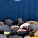 Ben Gvir deride e umilia gli attivisti inginocchiati