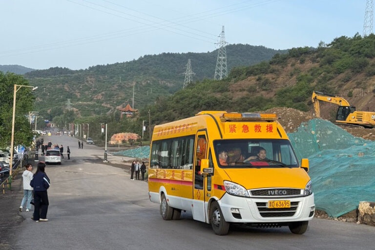 Almeno 82 morti a causa di un'esplosione in una miniera di carbone in Cina