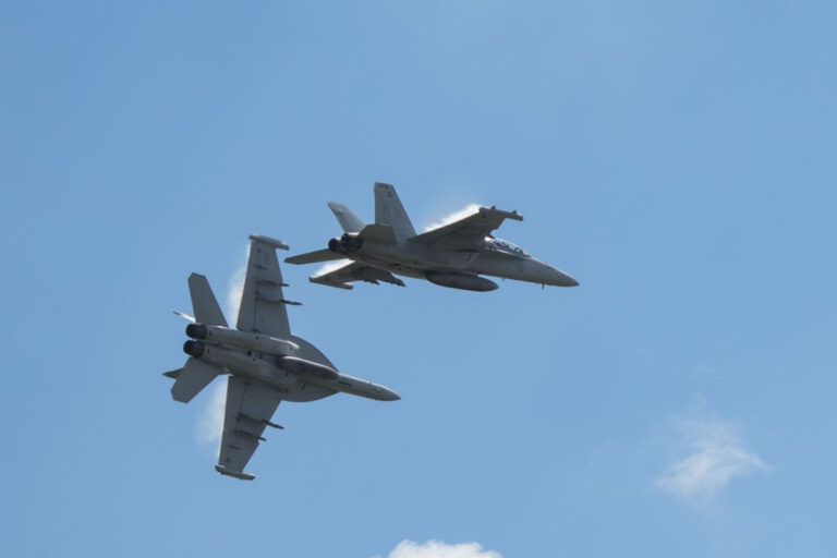 Jet si scontrano in volo, salvi i 4 piloti
