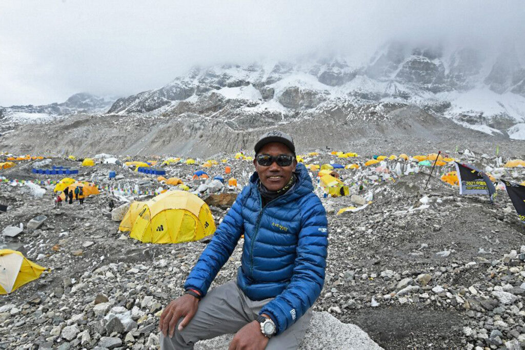 Everest Man conquista la vetta per la 32a volta