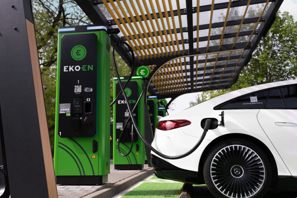 a dei prezzi del carburante ha spinto il mercato auto verso l'elettrico