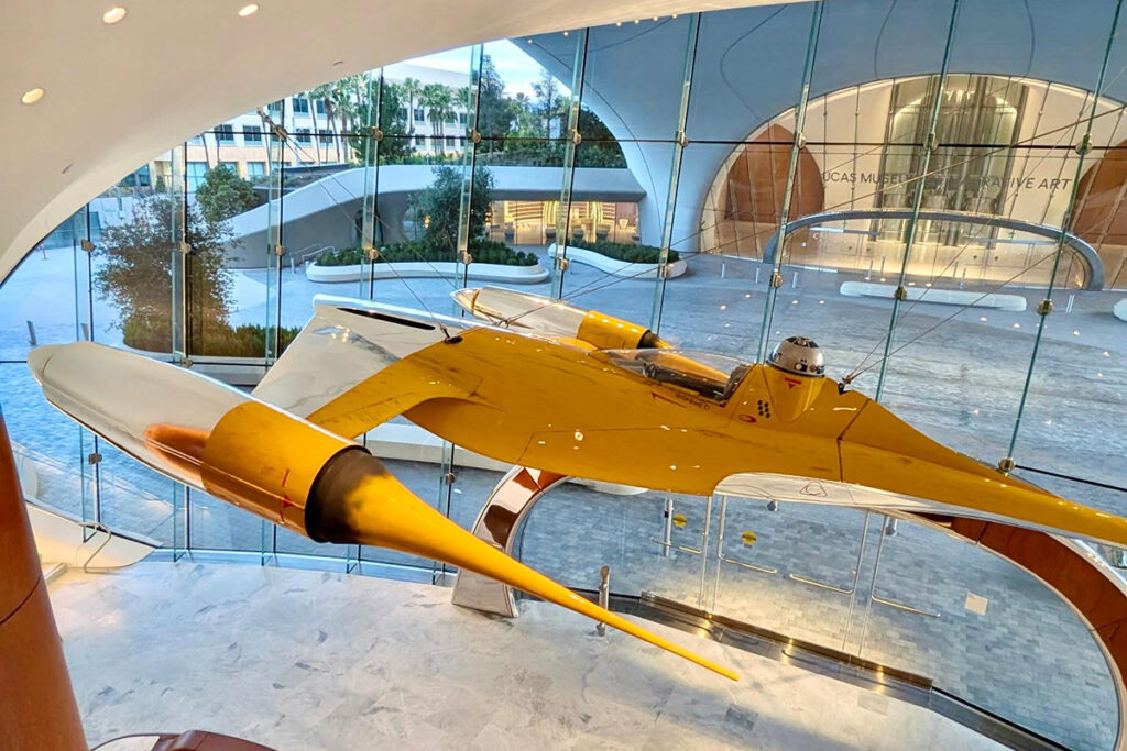 Un vero e proprio "Golden Ticket" per i cittadini di South Los Angeles. Il Lucas Museum of Narrative Art, la nuova spettacolare creatura da un miliardo di dollari firmata dal papà di Star Wars, George Lucas, e da sua moglie Mellody Hobson, aprirà ufficialmente i battenti il prossimo 22 settembre 2026.