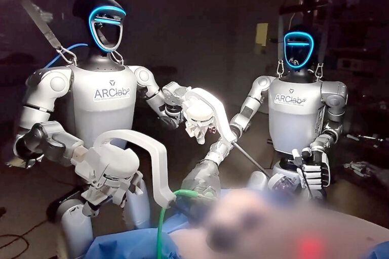 Robot Umanoidi eseguono due interventi chirurgici