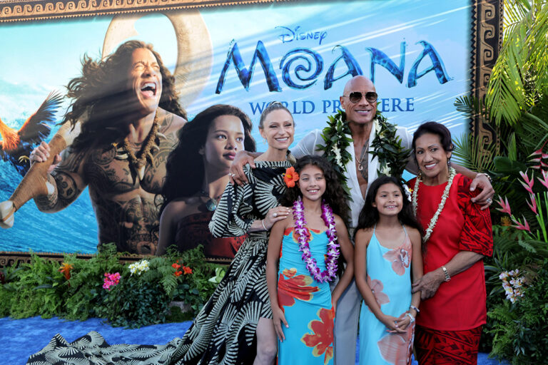 ayne Johnson balla con le figlie alla première di Moana