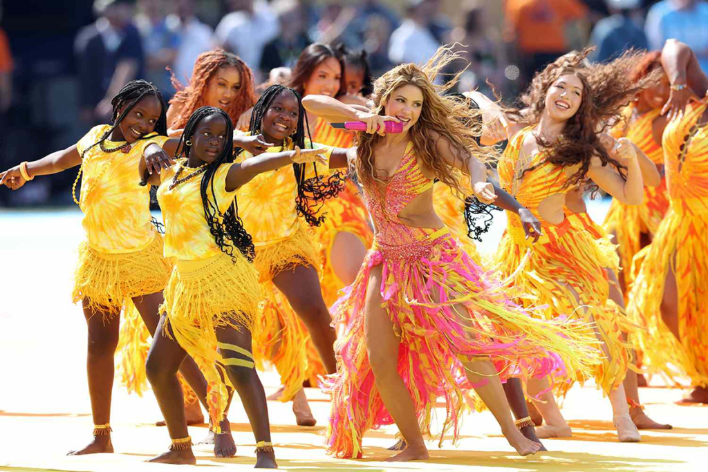 Shakira incanta alla finale mondiale con un look firmato Roberto Cavalli