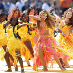 Shakira incanta alla finale mondiale con un look firmato Roberto Cavalli