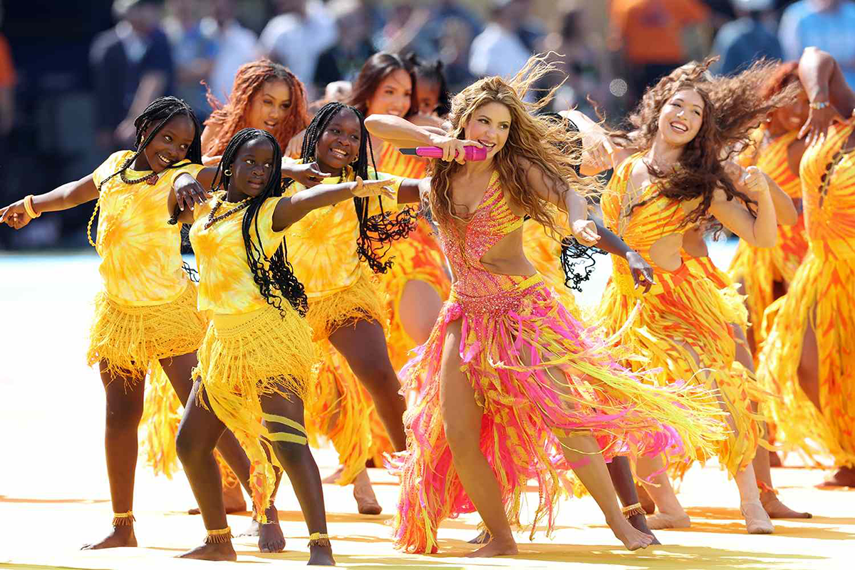 Shakira incanta alla finale mondiale con un look firmato Roberto Cavalli