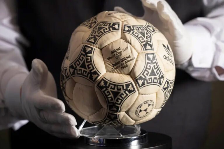 Il pallone della "mano di Dio" di Maradona venduto per 2,9 milioni di euro