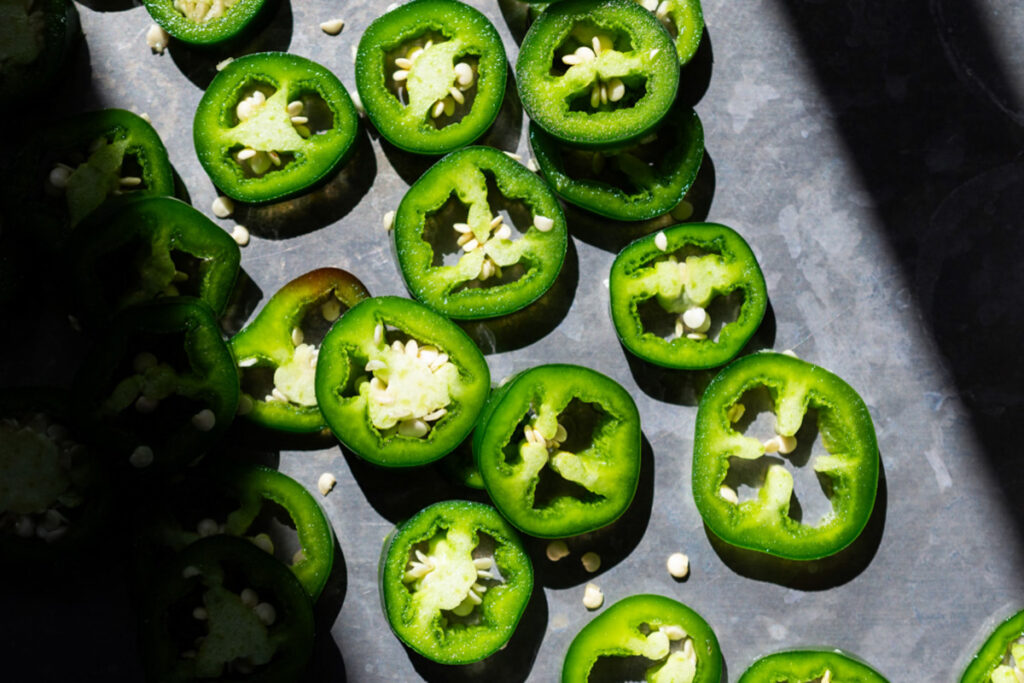 Allarme alimentare negli USA: focolai di Salmonella da jalapeño e record di casi di Ciclospora