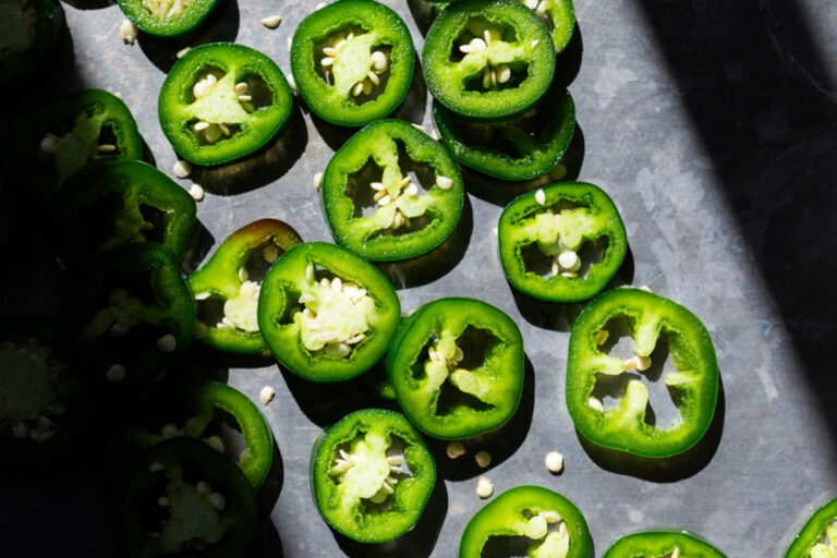 Allarme alimentare negli USA: focolai di Salmonella da jalapeño e record di casi di Ciclospora
