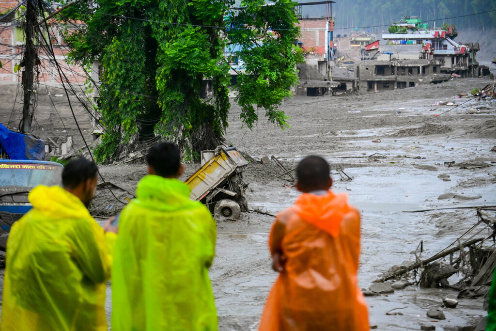 Un'ondata di piena improvvisa, innescata dal crollo di un ghiacciaio sull'Himalaya, ha devastato l'area di confine tra Nepal e Tibet, provocando almeno 165 morti accertati e centinaia di dispersi, inclusi numerosi turisti stranieri.
