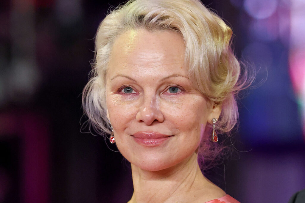 Pamela Anderson lancia la nuova tendenza Glass nails