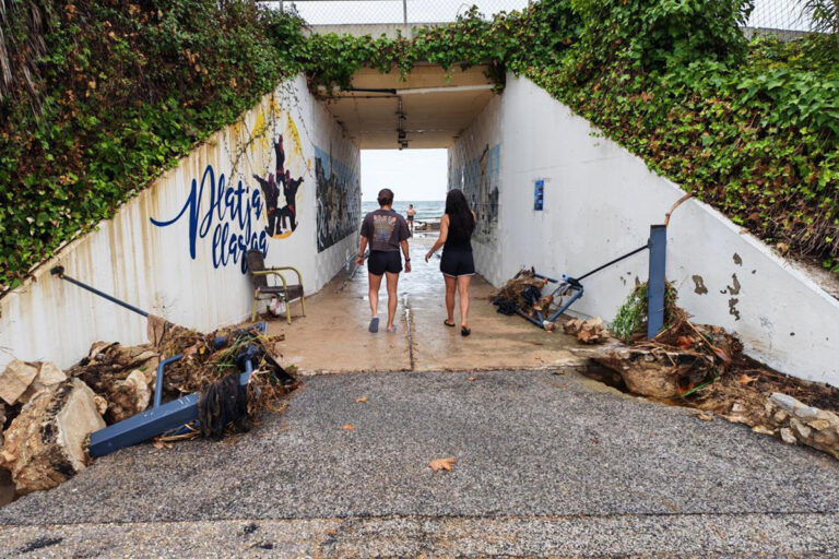 Il comune di Roda de Berà, situato a circa 75 chilometri a sud-ovest di Barcellona, è stato tra i più colpiti: tre persone sono rimaste ferite per il crollo di un muro nell'area portuale, mentre altre due hanno riportato lesioni simili a causa del cedimento di una parete all'interno di un campeggio durante il nubifragio notturno. La struttura turistica è stata evacuata, costringendo circa 300 ospiti ad abbandonare le piazzole; un centinaio di loro ha trovato accoglienza temporanea nel palazzetto dello sport comunale.