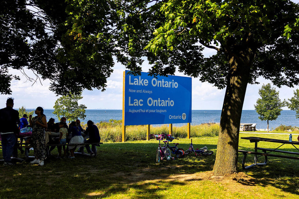 CHICAGO – Dopo Google, anche Apple si allinea alle disposizioni della Casa Bianca. La società di Cupertino ha rinominato il Lago Ontario in “Lake America” per tutti gli utenti statunitensi della propria app Maps. La decisione segue a pochi giorni di distanza l'ordine esecutivo firmato da Donald Trump, giunto nel pieno dell’escalation della guerra commerciale tra Washington e Ottawa.
