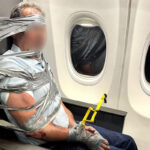 Uomo pericoloso bloccato con il nastro adesivo su un volo American Airlines