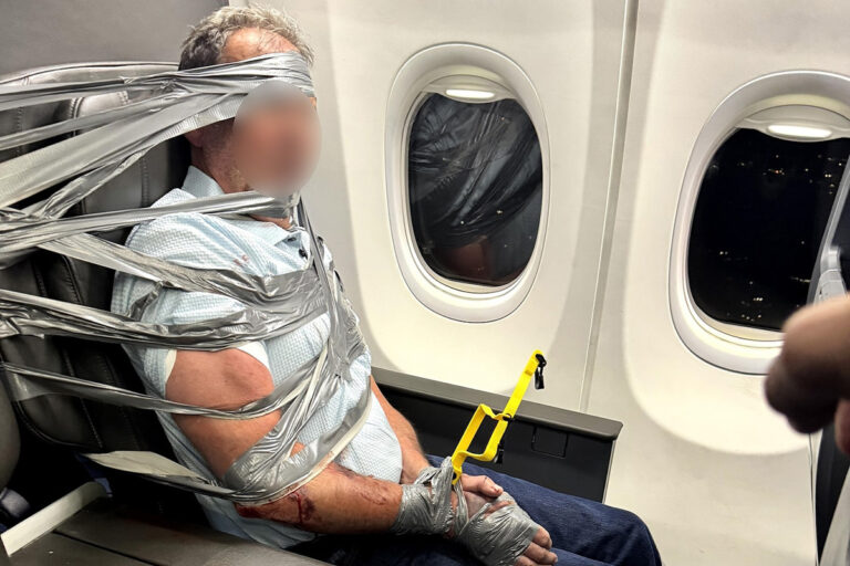Uomo pericoloso bloccato con il nastro adesivo su un volo American Airlines