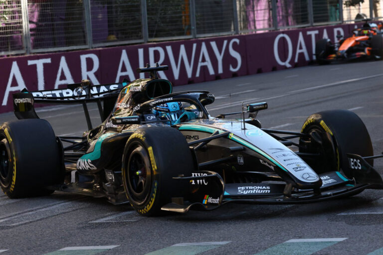 Gp di Baku da brividi: Russell resiste a Verstappen e vince, caos e ritiri per Norris e le Alpine