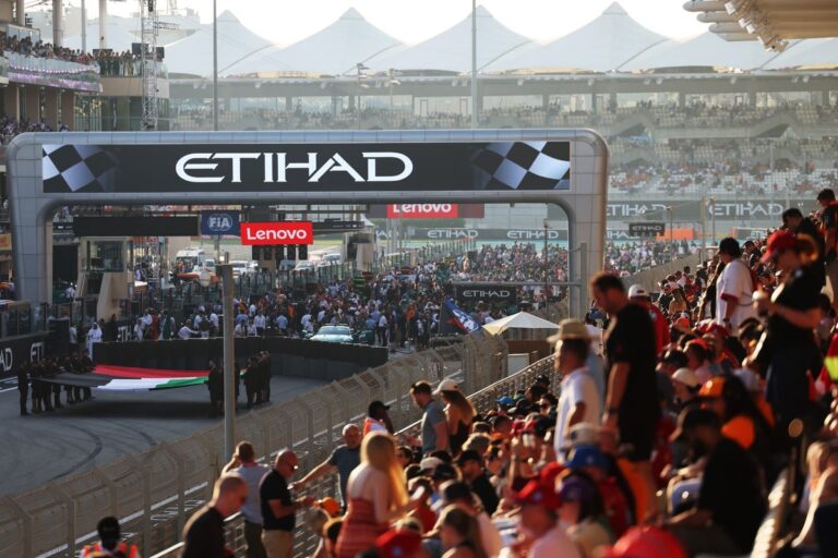 Le crescenti tensioni geopolitiche in Medio Oriente tornano a scuotere il calendario del motorsport internazionale. La FIA ha ufficializzato la cancellazione del Rally d'Arabia Saudita, appuntamento che dal 12 al 15 novembre a Gedda avrebbe dovuto decretare la chiusura del World Rally Championship (WRC) 2026. La decisione, motivata dai "continui sviluppi regionali", riaccende immediatamente l'allarme sulla conclusione del campionato di Formula 1.