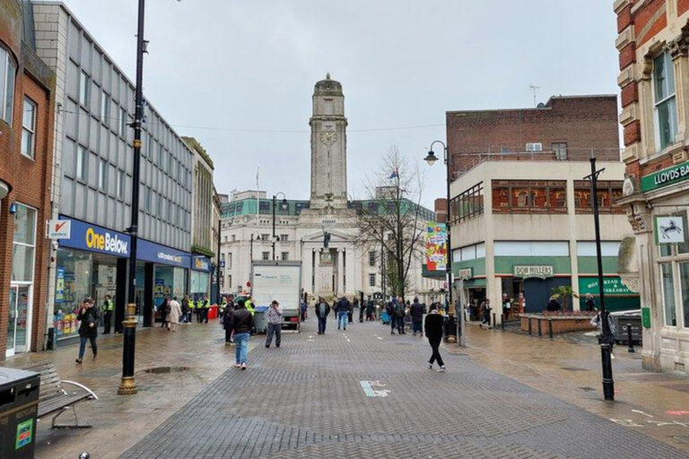 Donna accoltellata in strada a Luton, la polizia spara e ferisce l'aggressore