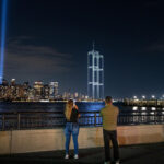 11 settembre, 25 anni dopo: 2.977 droni ricreano le Torri Gemelle nel cielo di New York