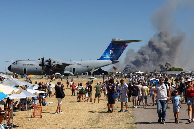 Tragedia durante un Air Show ad Atene, cade un F-4 e muoiono i due piloti