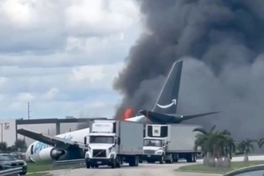 Aereo Cargo Amazon finisce fuori pista a Miami
