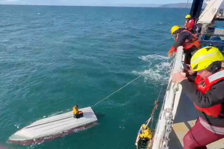 Alaska, quindicenne sopravvive per due giorni sullo scafo rovesciato nel Mare di Bering: morti il fratello e il cugino