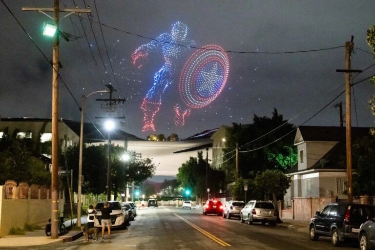 I droni portano Captain America e R2-D2 all'inaugurazione del Lucas Museum